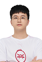 马克龙遭妻子打脸后公开秀恩爱 笑容满面邀妻子与球队合影