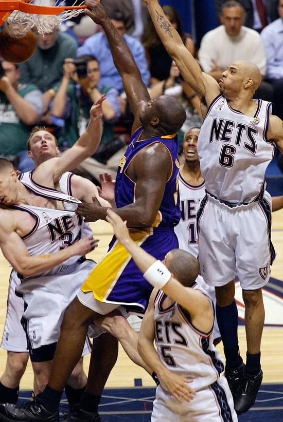 路是通过高 路是通过高